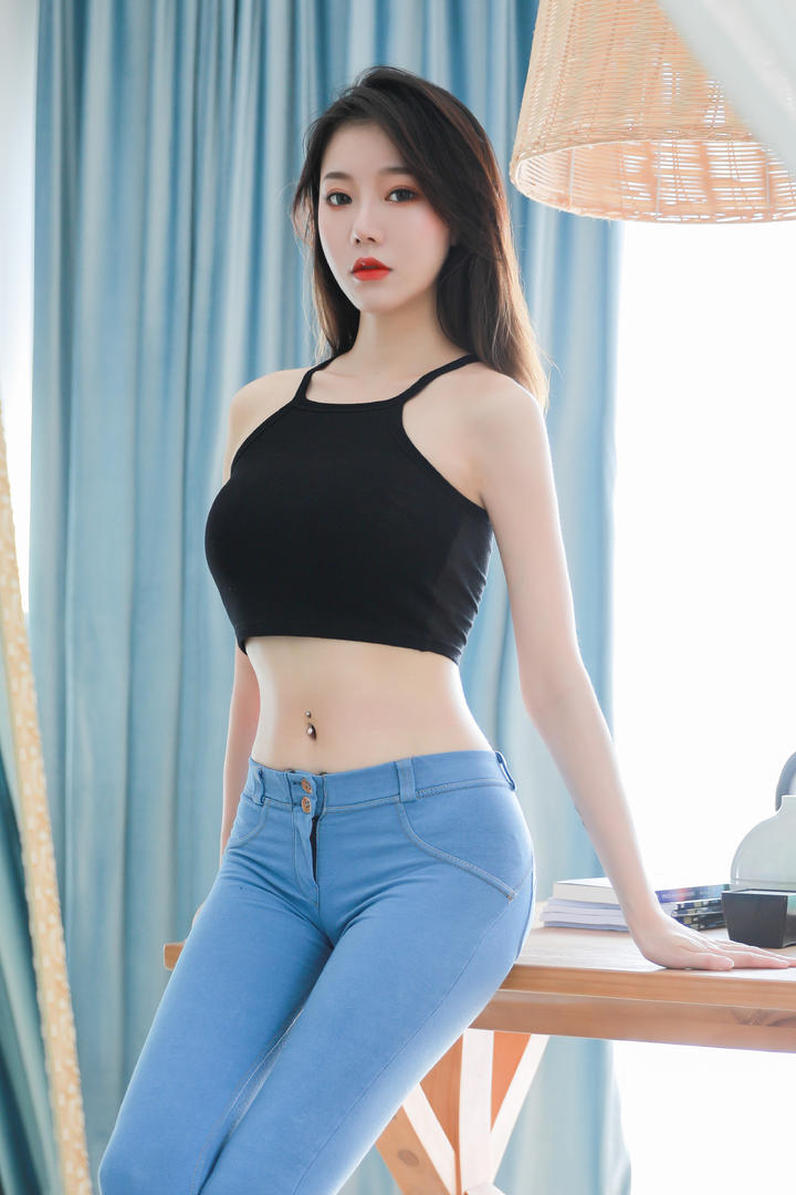 做在桌子上的极品性感牛仔裤女神图片