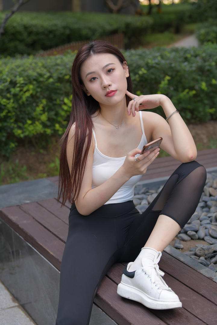 玩手机的紧身裤美女高清人体艺术图片