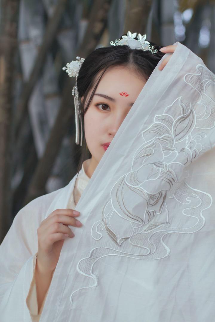 遮住脸庞的古装美女艺术写真图片