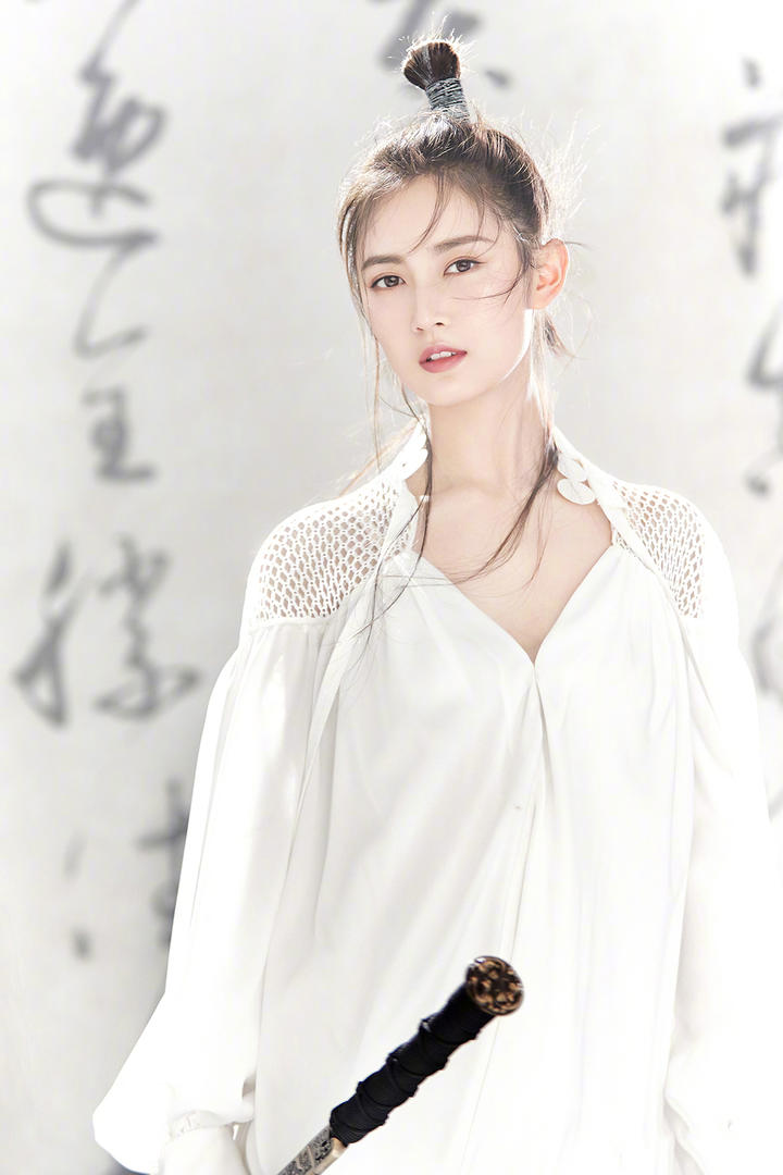 唯美古风美女明星陈钰琪剑客装艺术写真图片