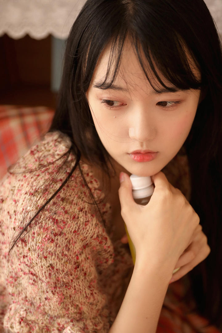 握着瓶子的清纯可爱的女生头像图片大全