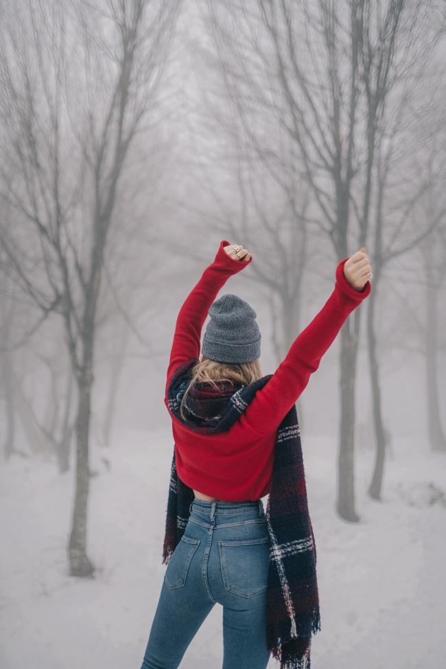 雪景长发美女背影图片