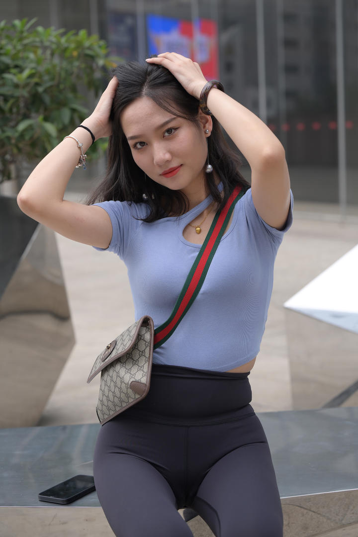 街拍漂亮的紧身裤气质美女写真图片